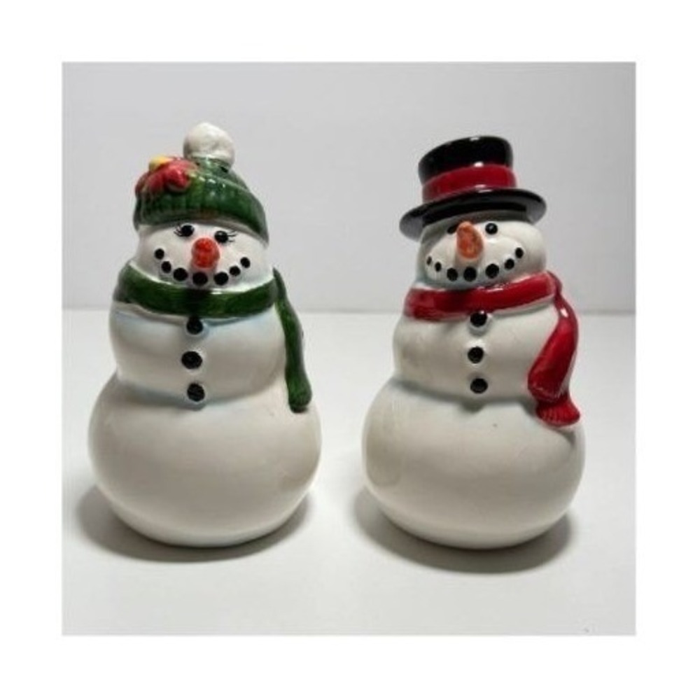 The Snowman Pair Ceramic Novelty Collectible Salt & Pepper Shakers Original 2006